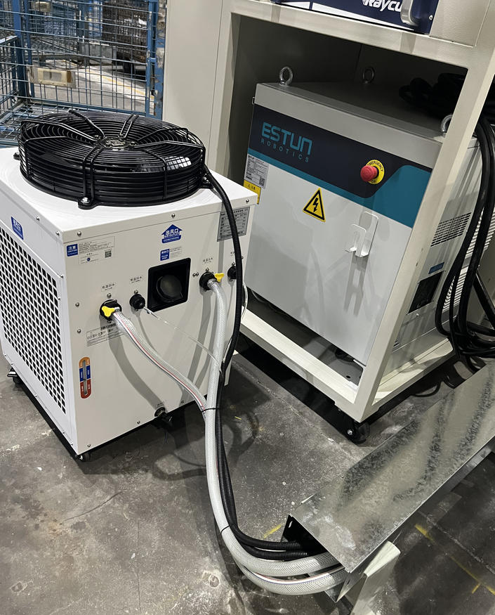 機械手三維激光切割（gē）機器人安裝現場