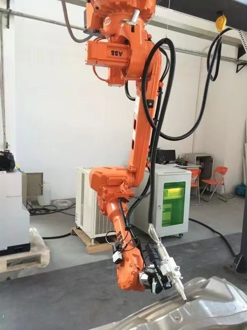 龍門倒裝機械手三（sān）維激光切（qiē）割機