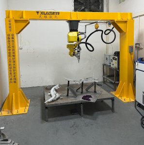 2000瓦龍門（mén）三維機械手激光切割（gē）機